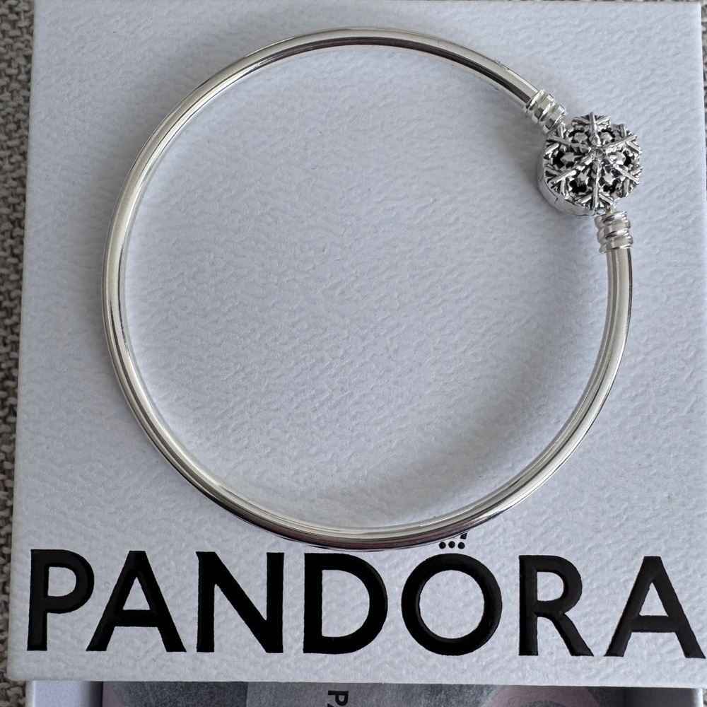 Pandora Moments Sparkling Snowflake Clasp Bangle